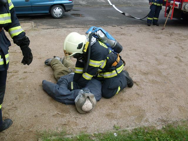 foto 031.jpg - Praktick vcvik - simulace poru suternu se zchranou osob - Ptrs